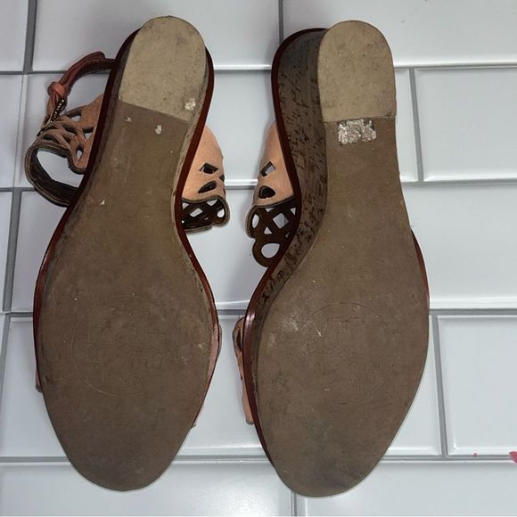 Please Help-Tory Burch Wedge Heels Leather Gold Tone 🪦We just lost my Fiancé 2 😍 - Picture 13 of 15